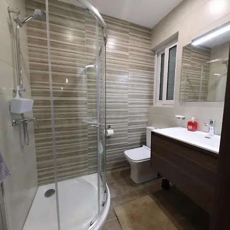 Apartment Comfort And Convenience Flat 4 Dad's Court *