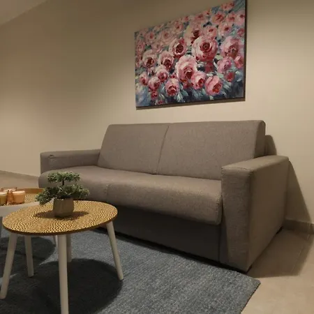 Convenient 3br Near Bus Terminus Lejlighed *