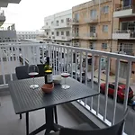 Convenient 3br Near Bus Terminus Apartment *