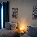 Convenient 3br Near Bus Terminus Apartment *