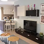 Apartment Convenient 3br Near Bus Terminus *