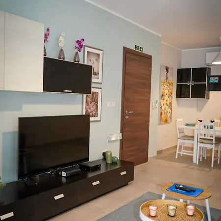 Apartment Comfort And Convenience Flat 4 Dad's Court