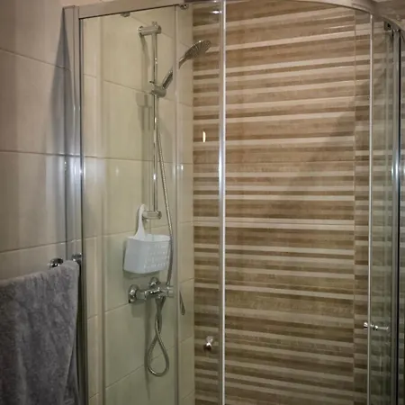 Comfort And Convenience Flat 4 Dad's Court