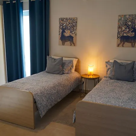 Comfort And Convenience Flat 4 Dad's Court *