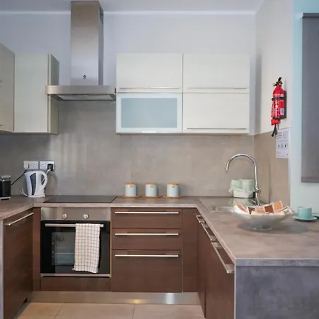 Comfort And Convenience Flat 4 Dad's Court