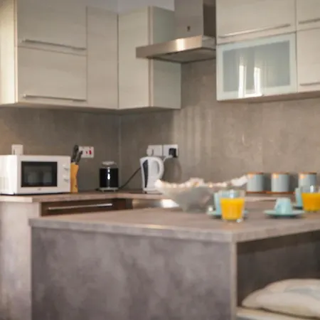 Apartment Comfort And Convenience Flat 4 Dad's Court