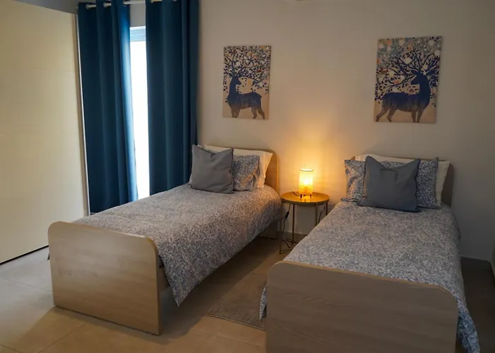 Comfort And Convenience Flat 4 Dad's Court *