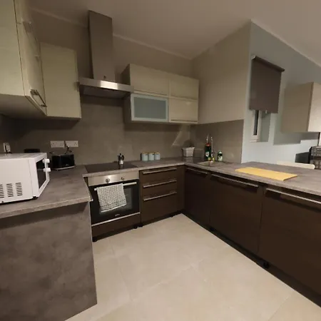 Comfort And Convenience Flat 4 Dad's Court *